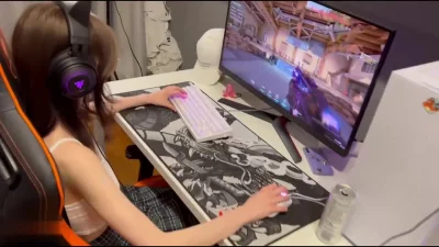 极品混血女友在玩游戏想要来一发跪在椅子上翘起求操蜜桃臀后入