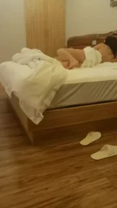 单男迫不及待的在老婆身上发泄心底最深的兽欲